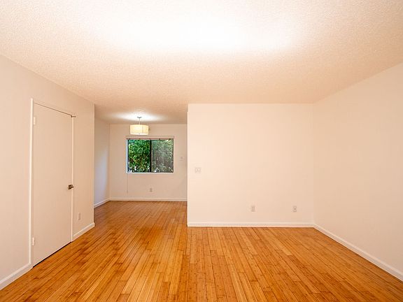 2nd image of 12338 Oxnard St APT 106
