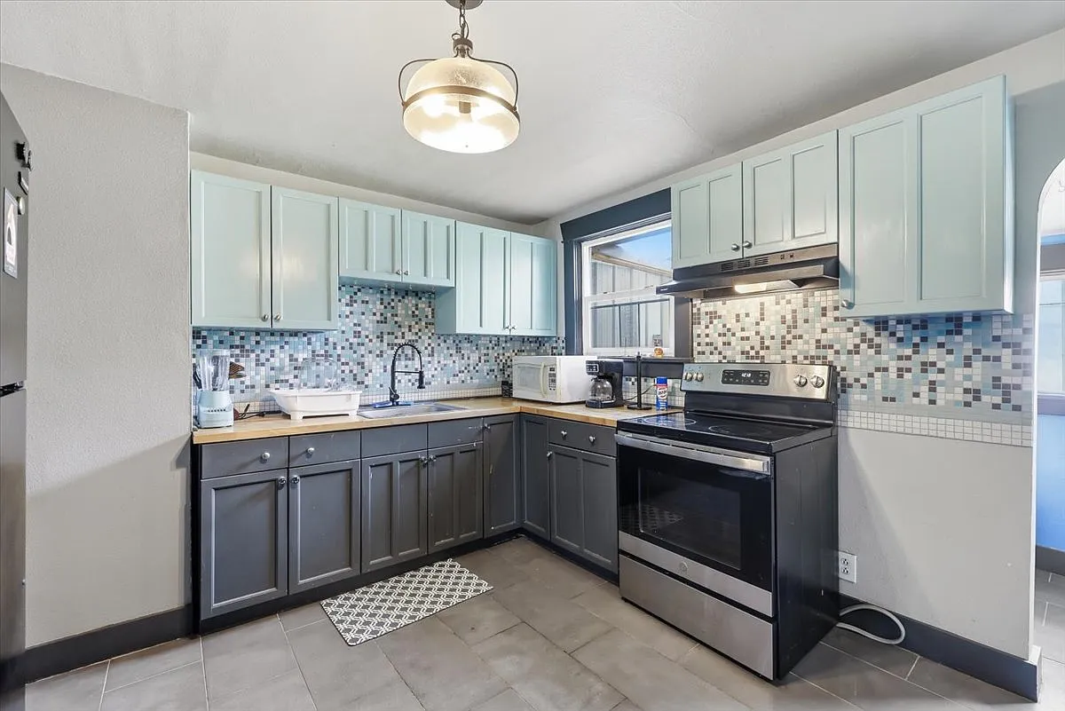 3 bed, 2624 sqft, $2,400 — Photo 1