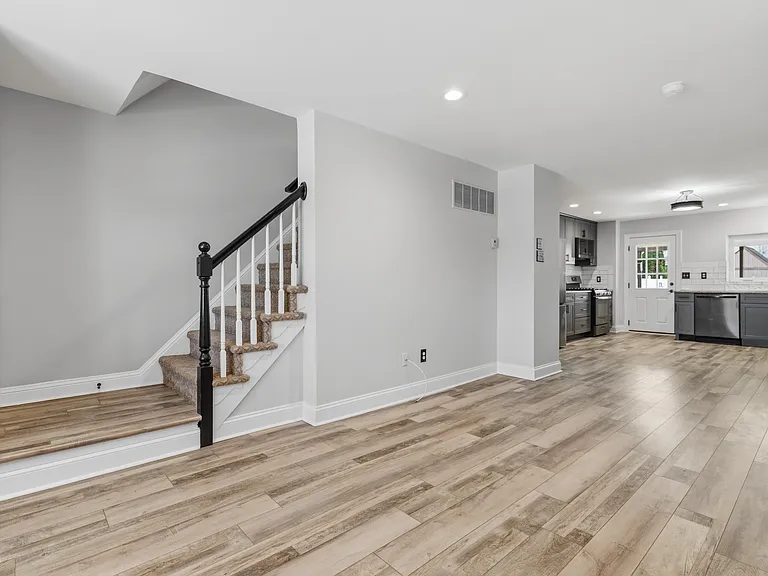 321 W 12th Ave — Photo 9