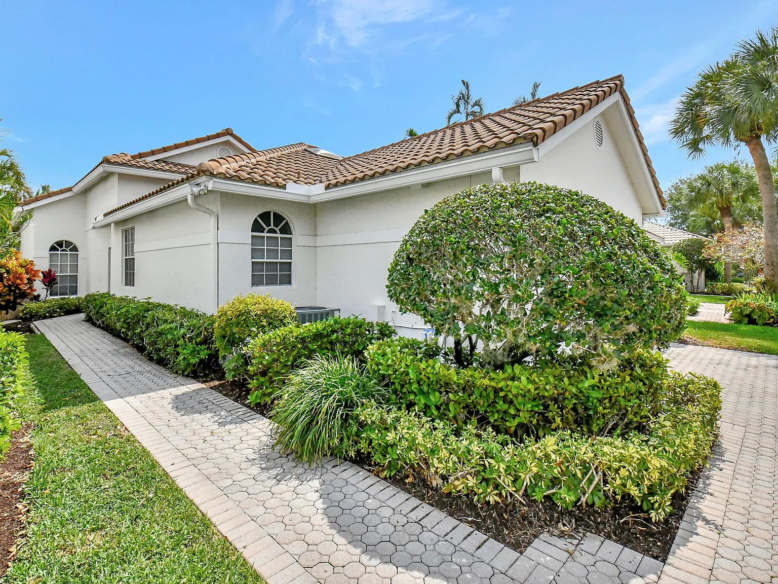 2 bed, 2.0 bath, 1717 sqft, $10,000 — Photo 4