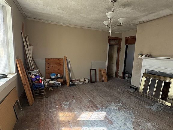 5th image of 803 Roberts St