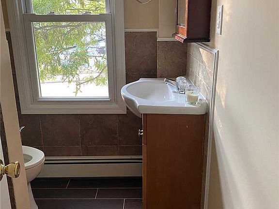 5th image of 284 Rocklyn Ave Floor 2