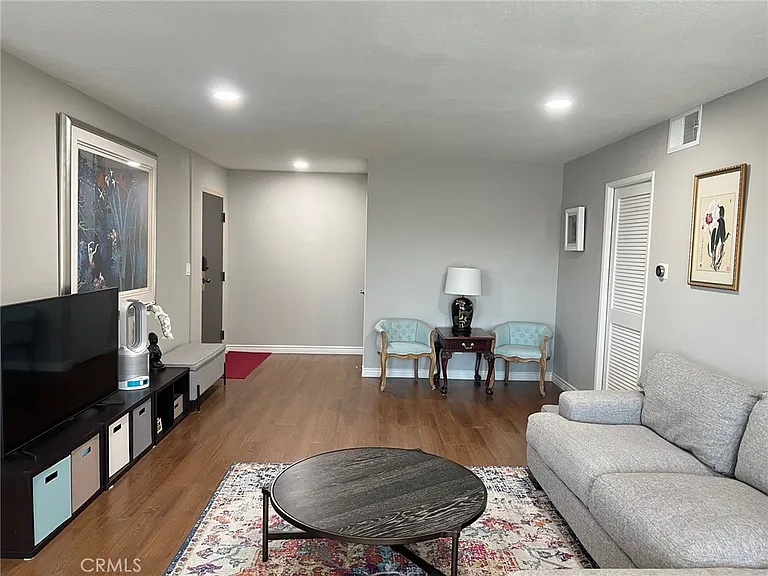 266 S Madison Ave — Photo 4