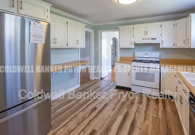 323 Walsh Rd — Photo 14