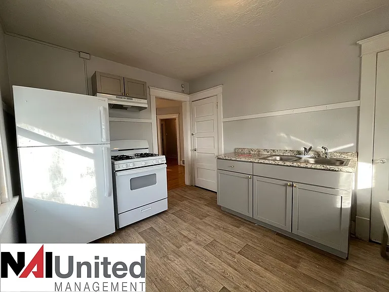 2630 Douglas St — Photo 5