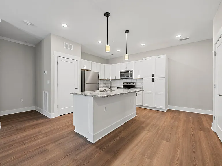 Mount Victor Olde Towne Luxury Apartments — Photo 145