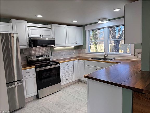4th image of 215 Oakwoods Ln
