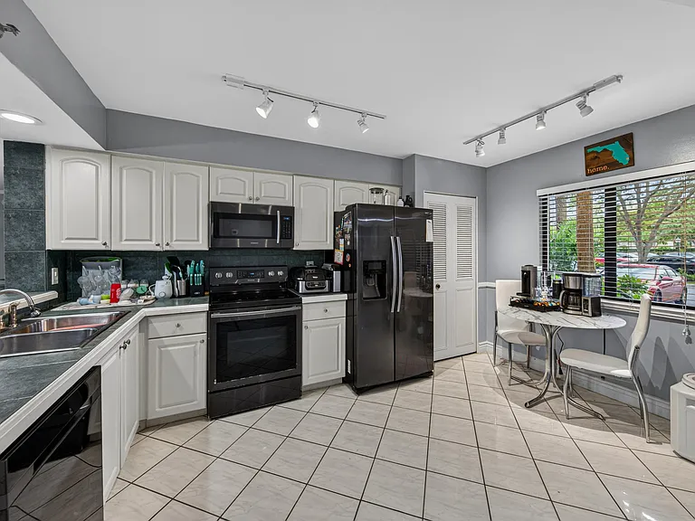 2200 S Cypress Bend Dr #101 — Photo 8