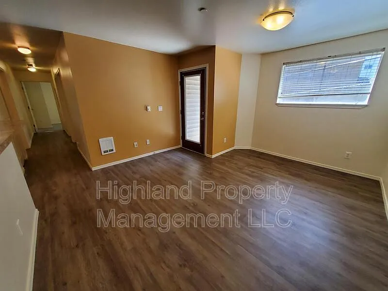 4 bed, 2.0 bath, 1072 sqft, $2,200 — Photo 4