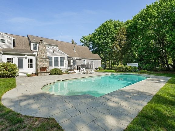 3rd image of 5 Hideaway Ln