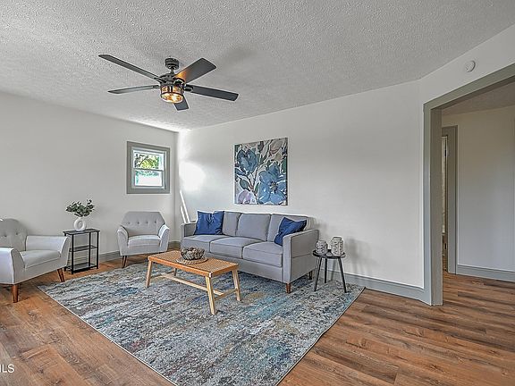 5th image of 253 Magnolia Dr