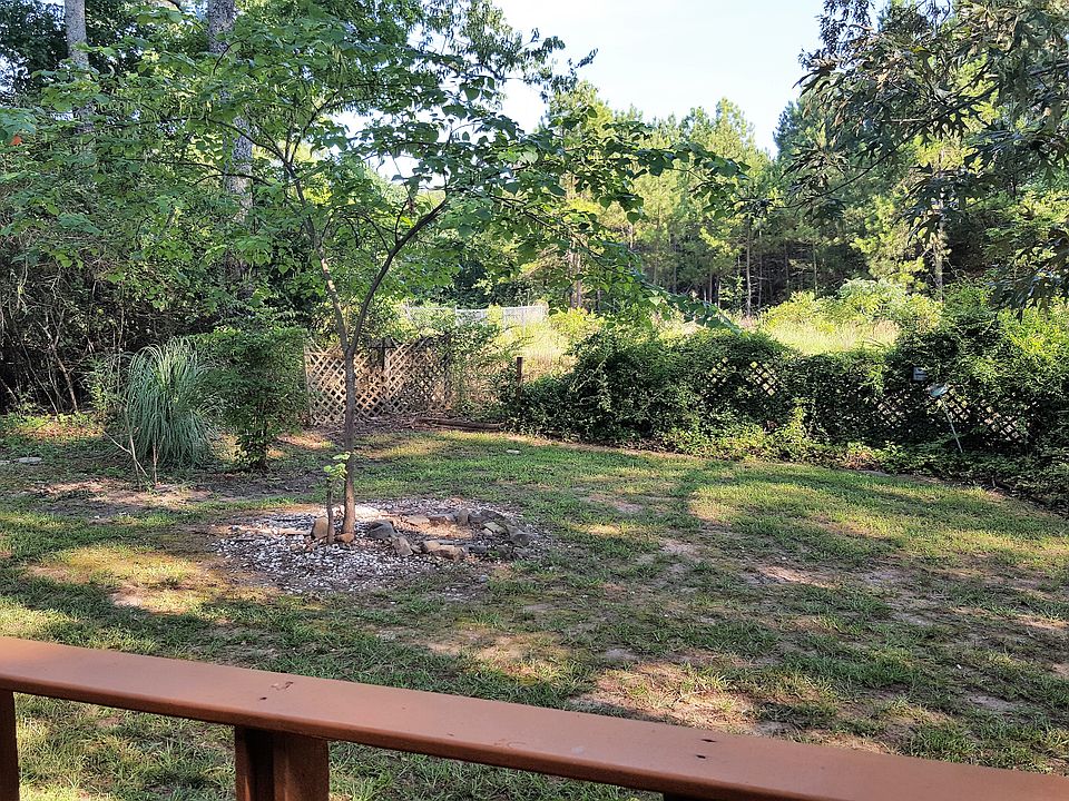 BEAUTIFUL BACK YARD AND LARGE DECK