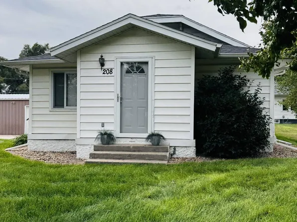 208 N Pine St, Paxton, NE 69155