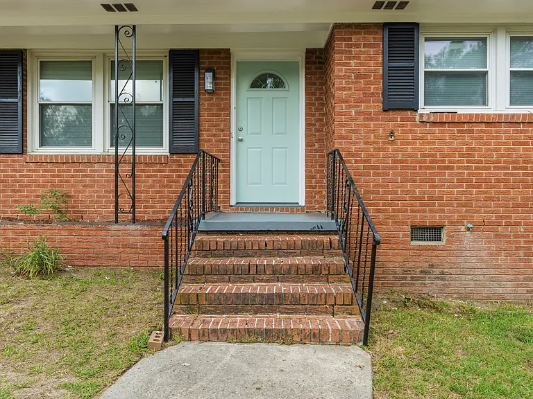 1012 Starmount Dr — Photo 2