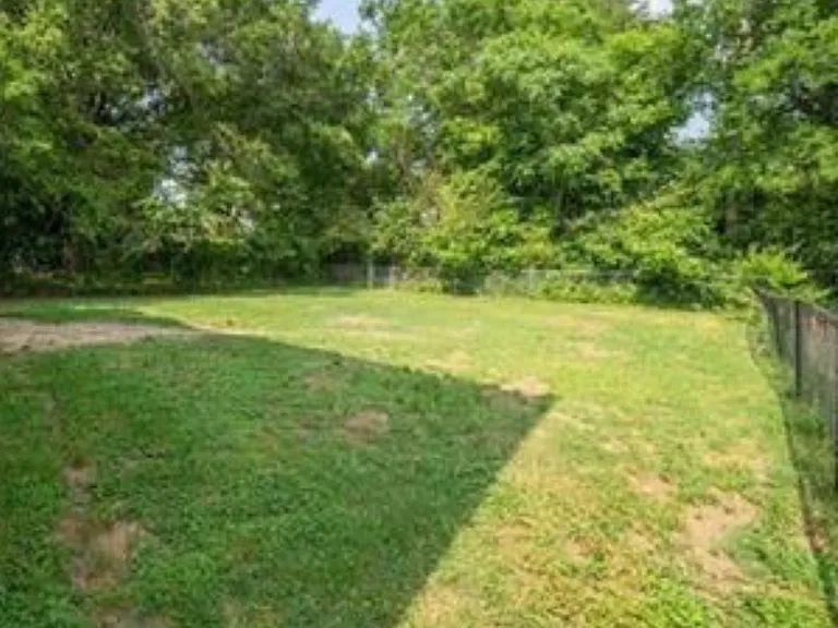 123 Pinewood St — Photo 10