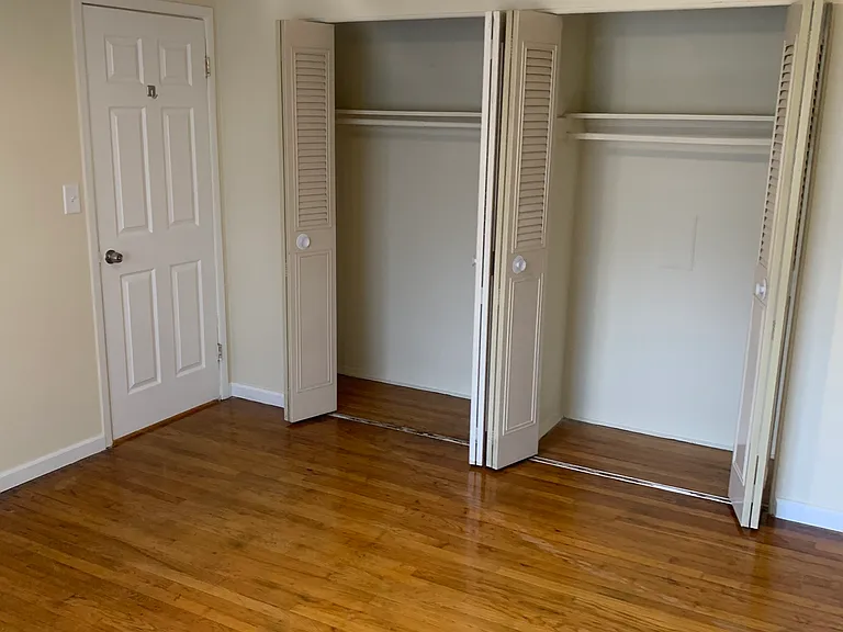Silver Pines Apartments — Photo 34