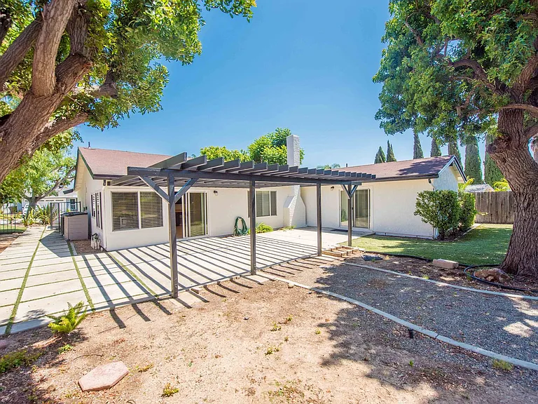 4395 Avenida De Las Flores — Photo 32