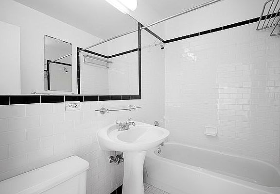 4th image of 420 W 42nd St APT 22G