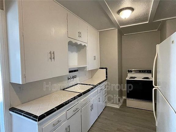 4th image of 1139 E Arkansas St