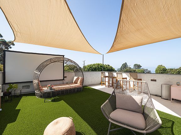 Free use of shared rooftop space with some ocean view.