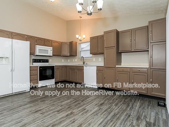 5th image of 475 Lookout Ridge Dr