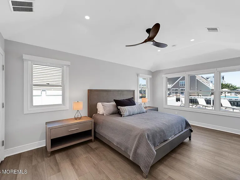347 Bay Ln — Photo 30