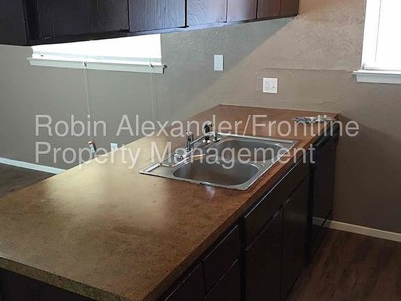 3rd image of 308 NW Summercrest Blvd