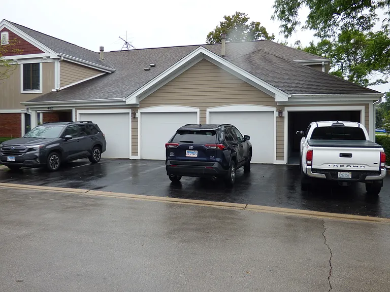402 Sandalwood Ln #D1 — Photo 1