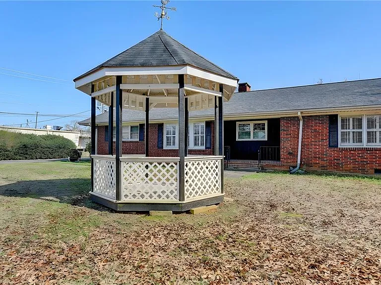 8 Highland Ln — Photo 2