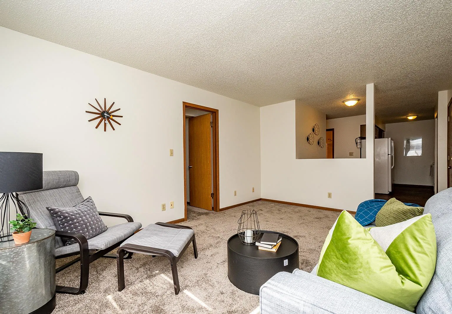 2 bed, 1000 sqft, $1,100 — Photo 3