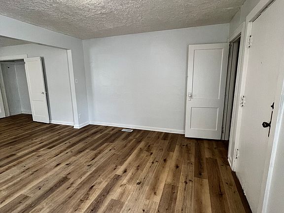 3rd image of 3211 Sutherland Ave #3211