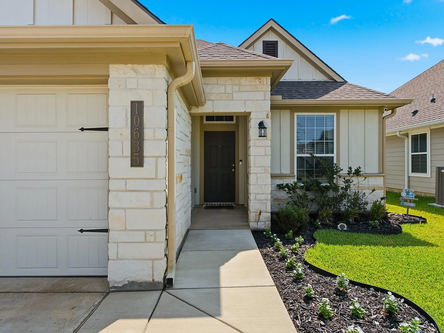 3 bed, 2.0 bath, 1466 sqft, $2,100 — Photo 2