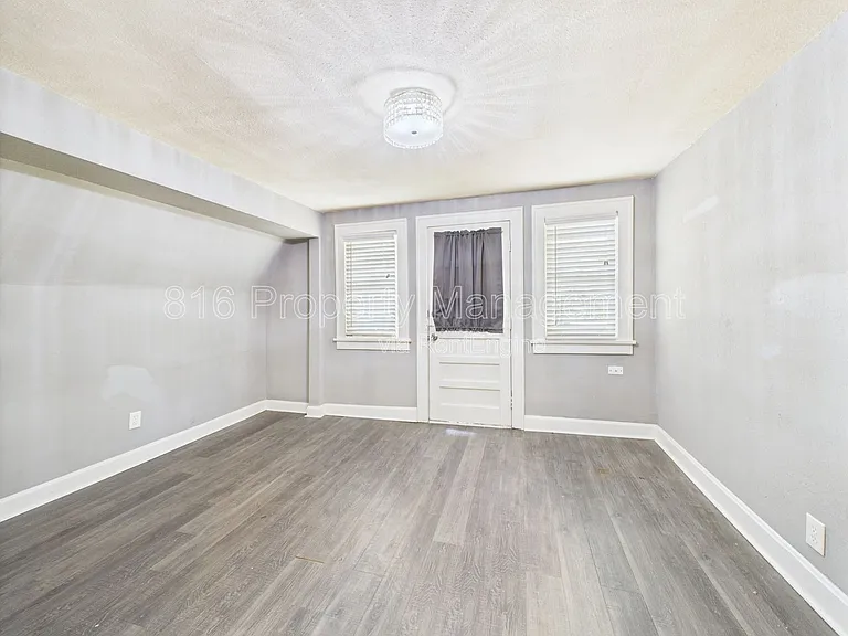 701 W Kansas St #B — Photo 1