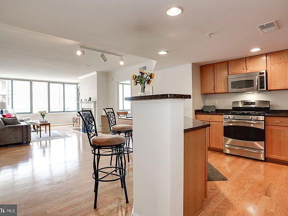 3rd image of 2220 Fairfax Dr APT 807
