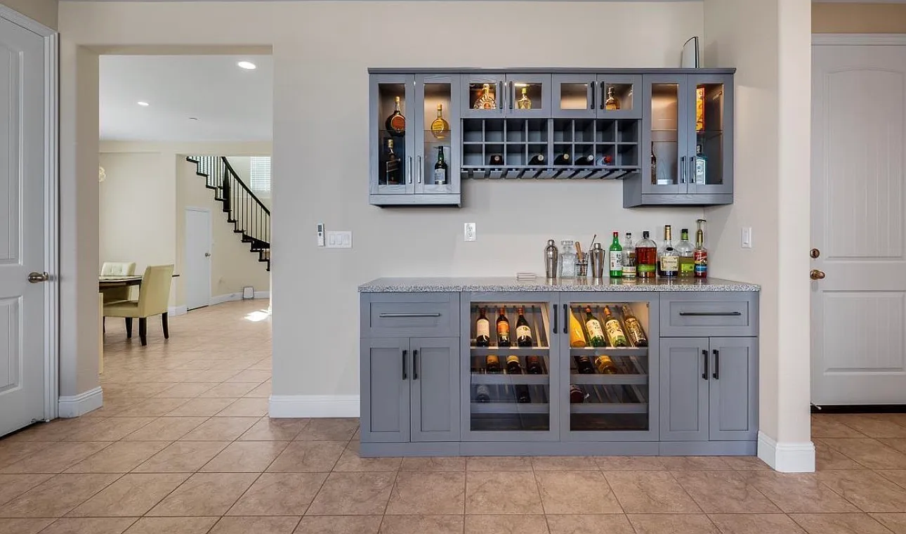 5 bed, 2800 sqft, $4,500 — Photo 2