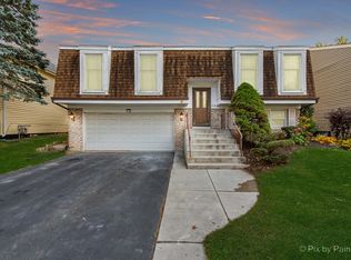 1125 Darby Ln, Roselle, IL 60172