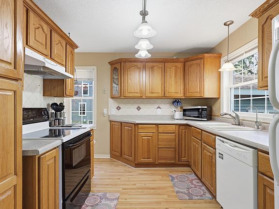 5th image of 135 Pleasant Ave NE
