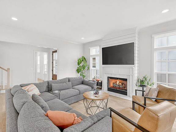 3rd image of 901B Gale Ln