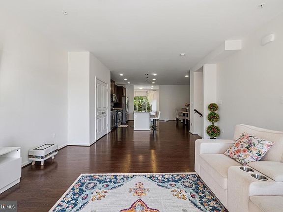 4th image of 7902 Moss Brook Ct