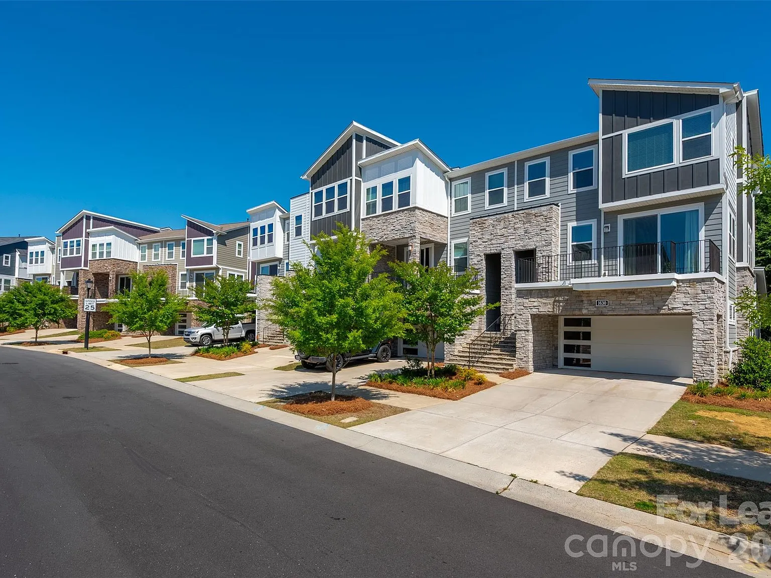 4 bed, 3.5 bath, 2408 sqft, $2,700 — Photo 2