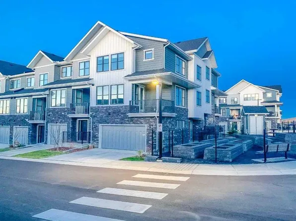 917 E Crestridge Cmn SW, Calgary, AB T3B 6L6