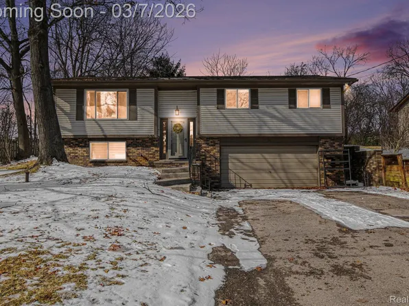 2150 Mapesbury Dr, West Bloomfield, MI 48324