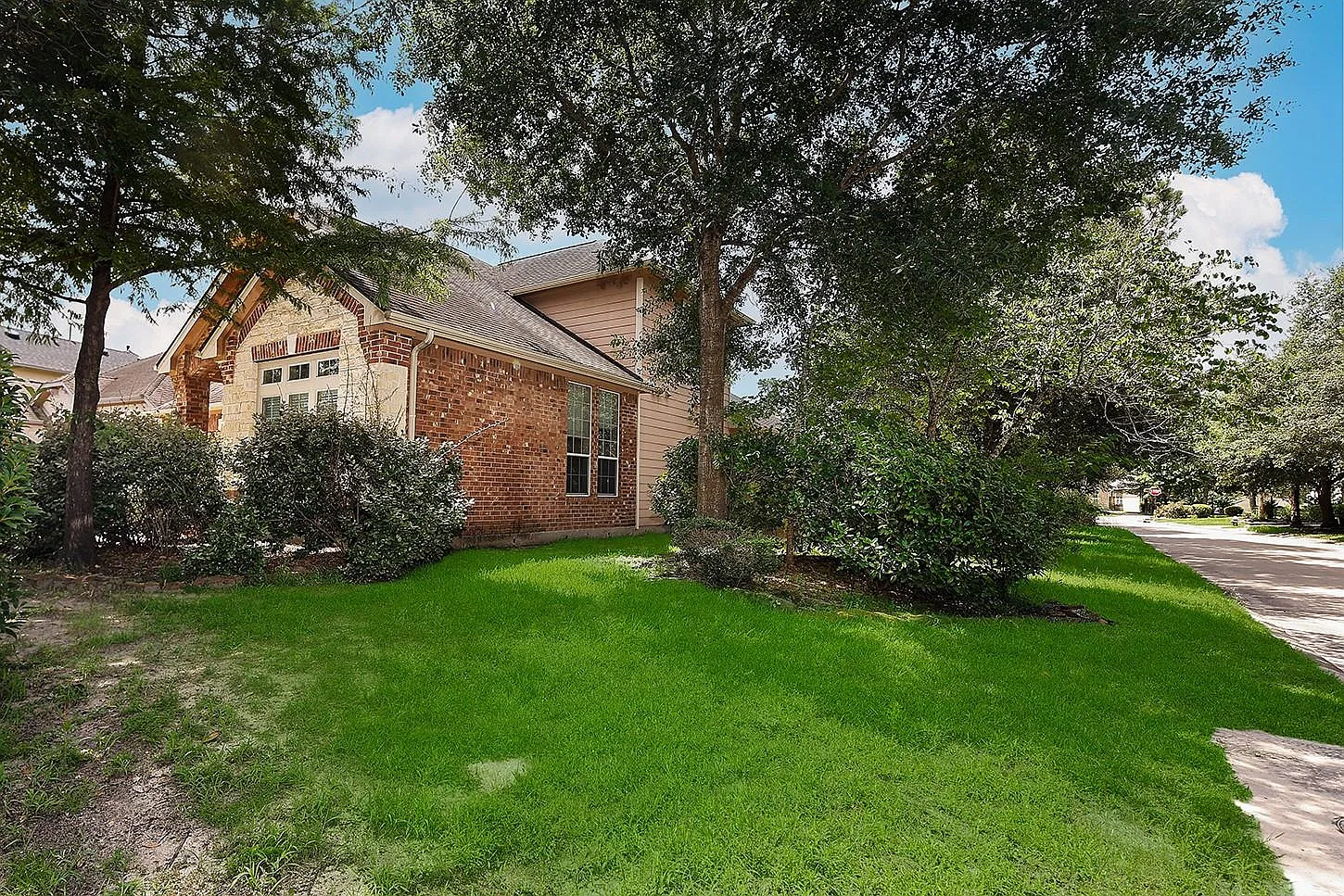 3 bed, 2.5 bath, 2342 sqft, $2,700 — Photo 3