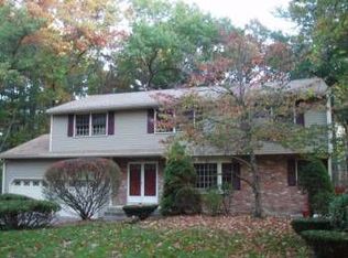 4 Garfield Ln E, Andover, MA 01810