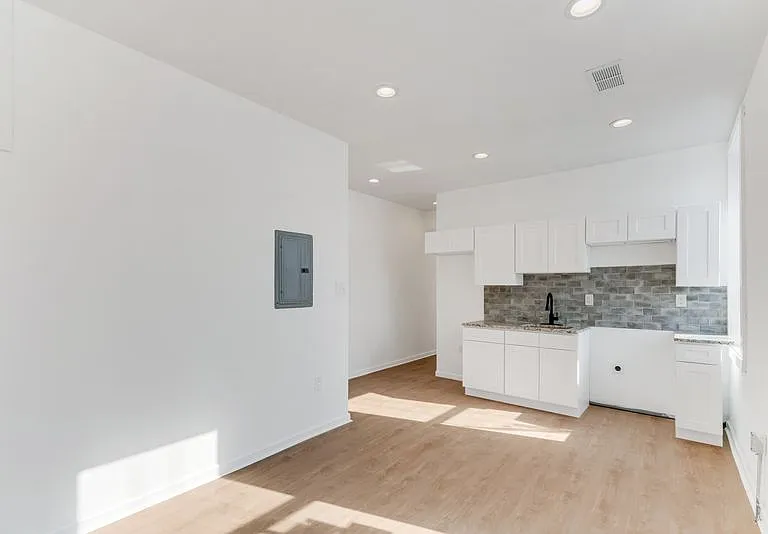 308 W Queen Ln #A06 — Photo 6