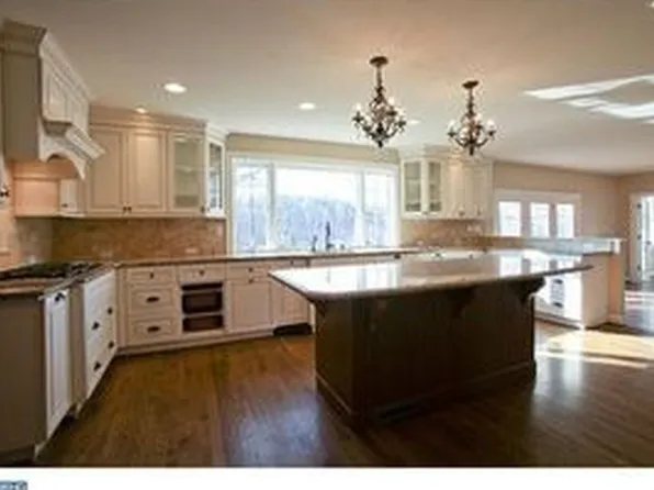 2 Pine Heritage Dr, Newtown, PA 18940