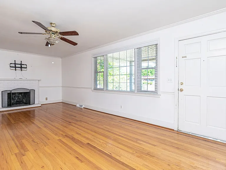 941 Evergreen Ave — Photo 6