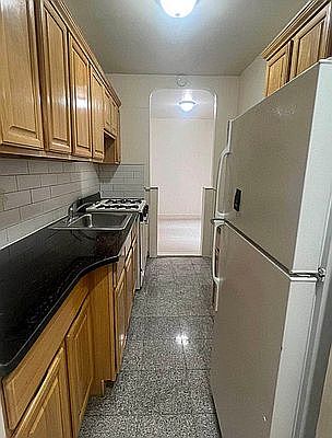 5th image of 66-20 Wetherole St #22