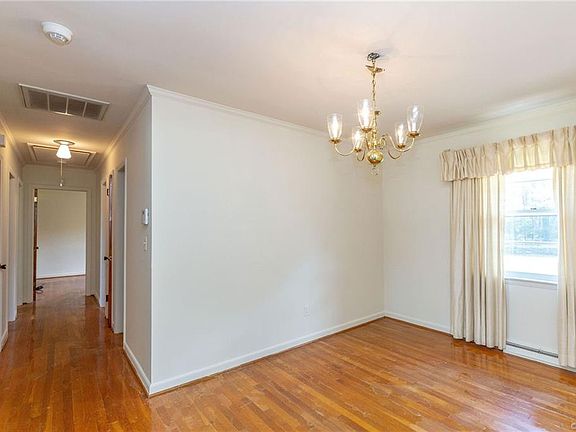 5th image of 20515 Southlawn Ave