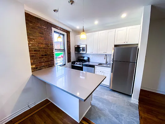 Rented by Gravity Real Estate Advisors | media 35